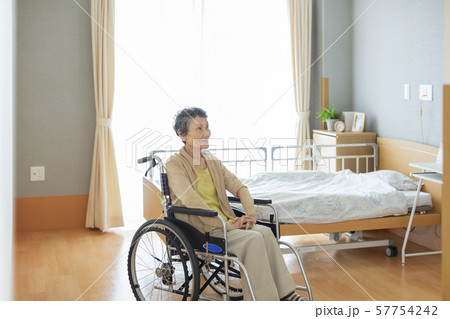 介護施設 シニア女性 57754242