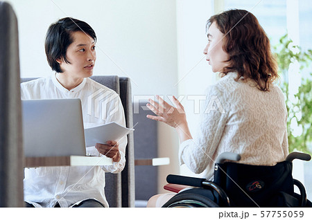 車椅子 バリアフリー カフェの写真素材