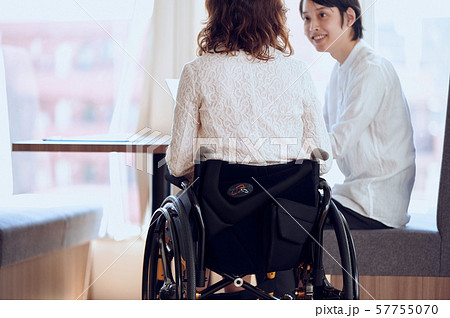 車椅子 バリアフリー カフェの写真素材