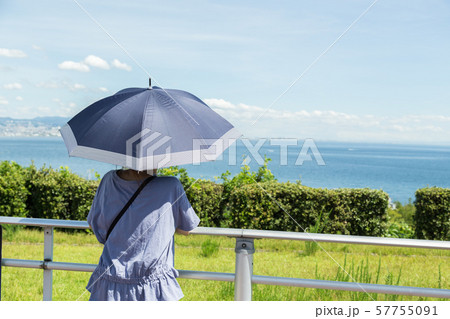 海を見つめる女性 海を見つめる女性 57755091