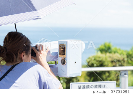 双眼鏡をのぞく女性 57755092