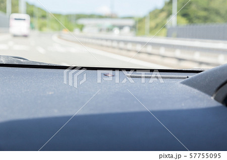 車の助手席からみる景色 57755095