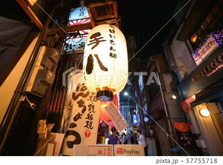 日本の東京都市景観　夜の新橋（飲み屋街） 57755718