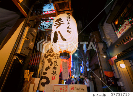 日本の東京都市景観　夜の新橋（飲み屋街） 57755719