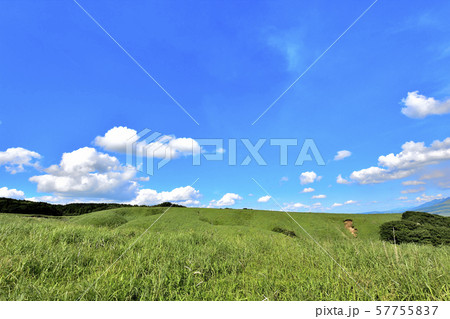 美しい絶景の大自然と晴天空 Beautiful nature and clear skies 57755837