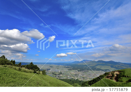 美しい絶景の大自然と晴天空 Beautiful nature and clear skies 57755879
