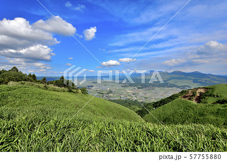 美しい絶景の大自然と晴天空 Beautiful nature and clear skies 57755880