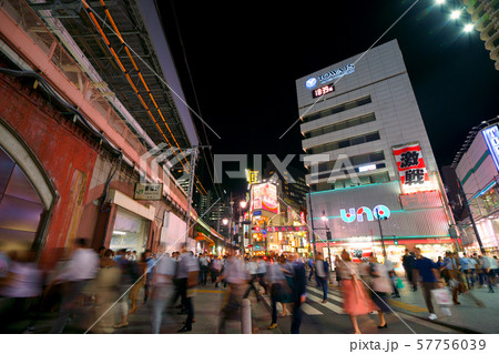 日本の東京都市景観　新橋駅などを望む（夜景） 57756039