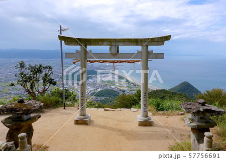 高屋神社本宮 天空の鳥居 天空の参道 香川県観音寺市の写真素材