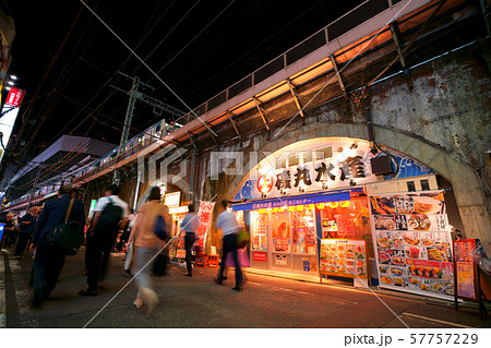 日本の東京都市景観　夜の新橋（飲み屋街）・画面奥は新橋駅 57757229