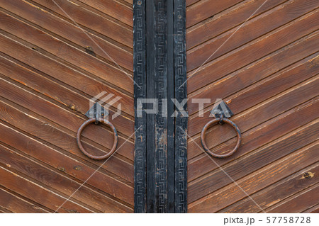 Shabby wooden gates with knockers 57758728