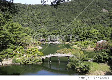 栗林公園 飛来峰から見た南湖 (香川) 57758801