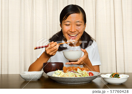 トンカツを食べる女の子 57760428