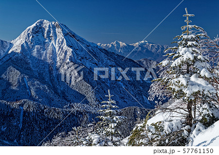 八ヶ岳連峰・硫黄岳の登りから見る阿弥陀岳と甲斐駒ヶ岳・仙丈ヶ岳 57761150