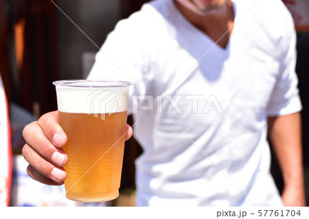 祭りの露店で買う生ビール 57761704