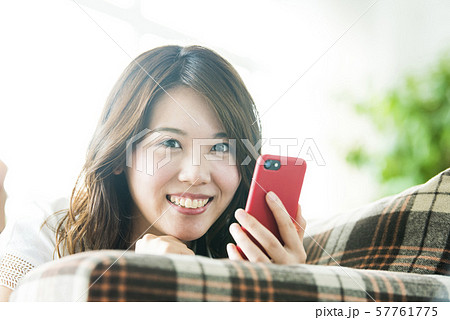 若い女性 スマホ 検索 カメラ目線 若い女性 スマホ 検索 カメラ目線 57761775