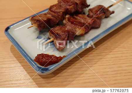 豚タンの串焼き 57762075