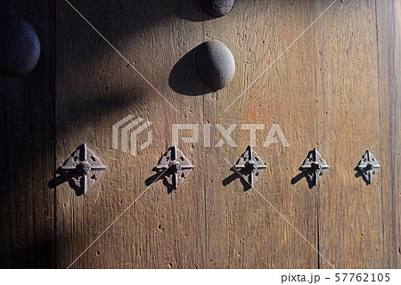 仁和寺二王門の扉-2 仁和寺二王門の扉-2 57762105