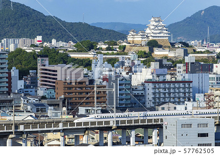 姫路城と新幹線 57762505