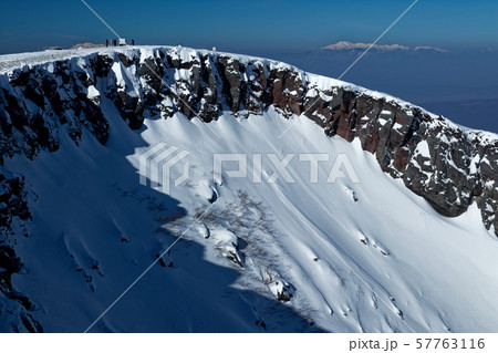 八ヶ岳連峰・硫黄岳の火口壁と乗鞍岳 57763116