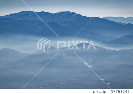 八ヶ岳連峰 硫黄岳から見る朝もやの奥秩父連山の写真素材