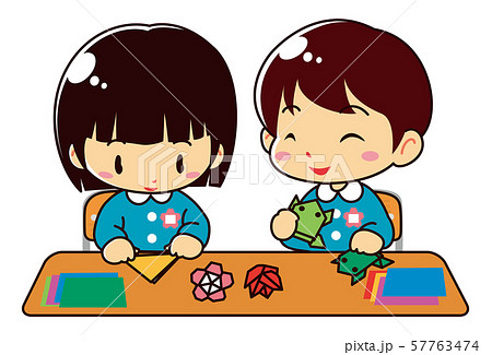 折り紙を楽しむスモック姿のかわいい男の子と女の子のイラスト素材