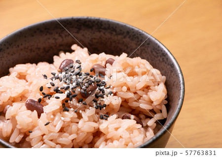 ゴマ塩がふりかけられた赤飯。 57763831
