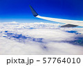 空の旅、雲の上 57764010