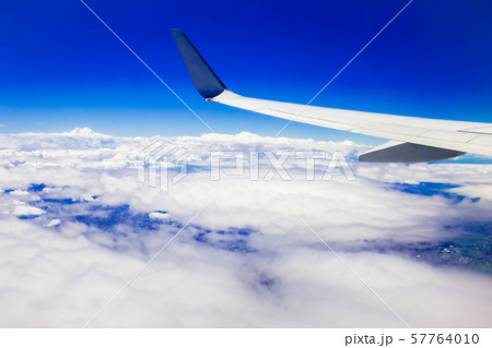 空の旅、雲の上 57764010