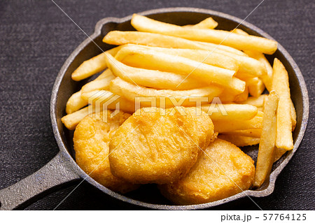 チキンナゲットとフライドポテト(スキレットに盛り合わせ)。 チキンナゲットとフライドポテト(スキレットに盛り合わせ)。 57764125