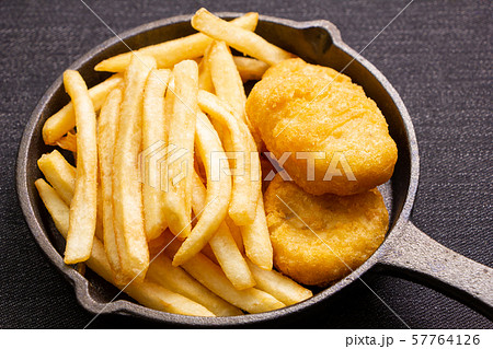 チキンナゲットとフライドポテト(スキレットに盛り合わせ)。 57764126