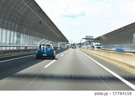 走行する車 走行する車 57764158