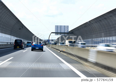 走行する車 走行する車 57764159