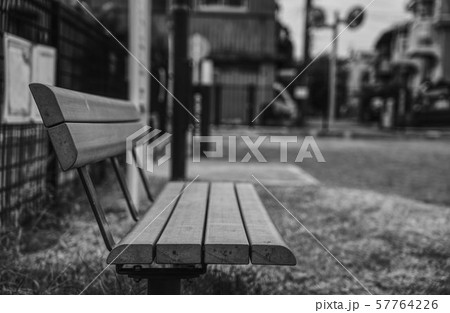 公園のベンチ 公園のベンチ 57764226
