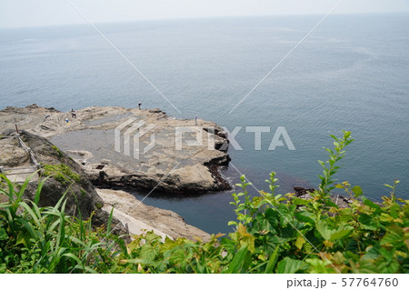 江ノ島　岩屋　海　地平線　岩　神奈川県 57764760