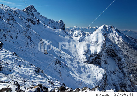八ヶ岳連峰・横岳岩壁と阿弥陀岳・南アルプスの眺め 八ヶ岳連峰・横岳岩壁と阿弥陀岳・南アルプスの眺め 57766243