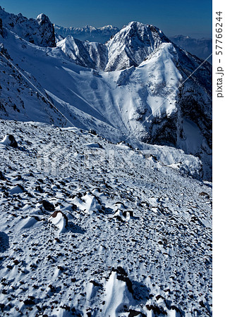 八ヶ岳連峰・横岳稜線の岩峰と阿弥陀岳・南アルプスの展望 八ヶ岳連峰・横岳稜線の岩峰と阿弥陀岳・南アルプスの展望 57766244