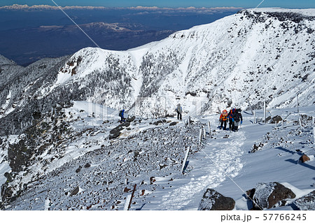 八ヶ岳連峰・横岳稜線を行く登山者と硫黄岳・北アルプスの眺め 57766245
