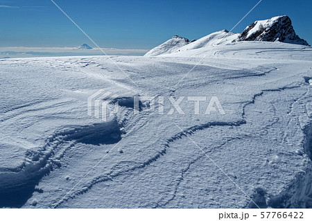シュカブラと八ヶ岳連峰・横岳・富士山 57766422