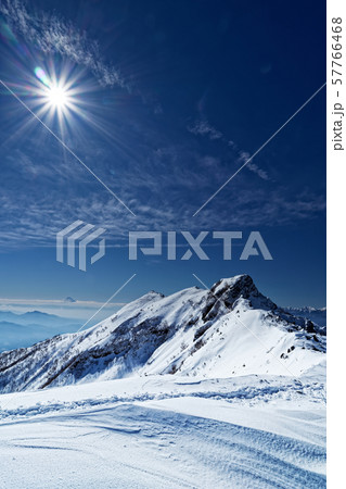 八ヶ岳連峰・横岳主峰と富士山 八ヶ岳連峰・横岳主峰と富士山 57766468