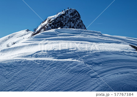 シュカブラと八ヶ岳連峰・横岳主峰 57767384