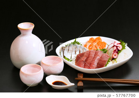 日本酒と刺身 57767700