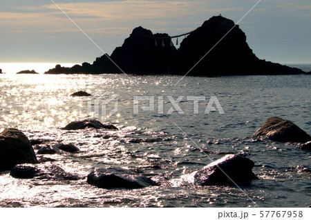 夕暮れ 夫婦岩 サンセットロード 糸島風景の写真素材