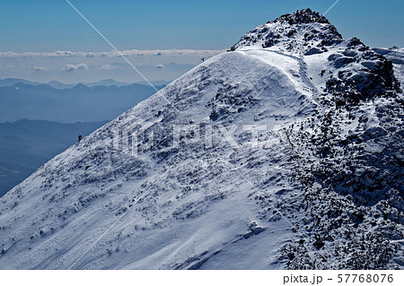厳冬の八ヶ岳連峰・横岳稜線を行く登山者 57768076