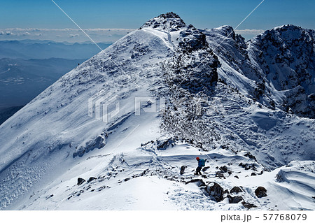 厳冬の八ヶ岳連峰・横岳稜線を行く登山者 57768079