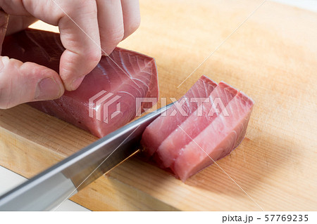 鰤の刺身を引く 鰤の刺身を引く 57769235