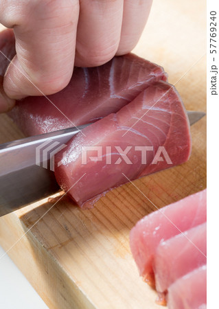 鰤の刺身を引く 57769240
