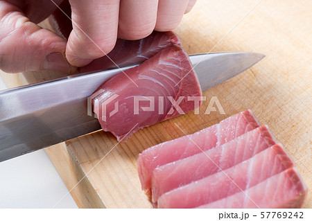 鰤の刺身を引く 鰤の刺身を引く 57769242