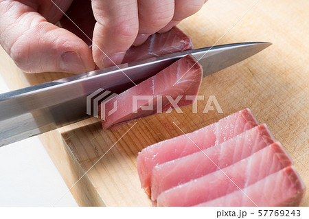 鰤の刺身を引く 鰤の刺身を引く 57769243