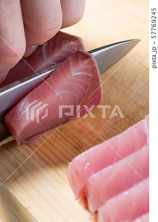 鰤の刺身を引く 鰤の刺身を引く 57769245